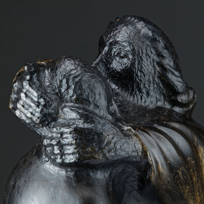 Gnade · 2021 · „Mooreiche“ · Sockel: Thassos Marmor · H 46,5 cm · © Foto: Bernd Perlbach